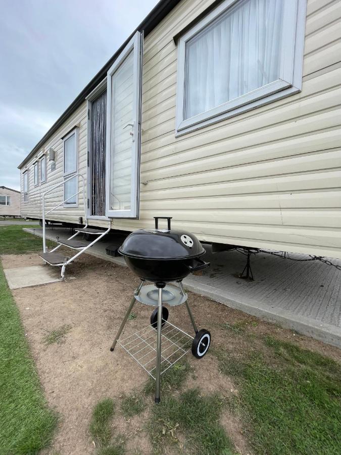 Impeccable 4-Bed Caravan In Clacton-On-Sea Zewnętrze zdjęcie