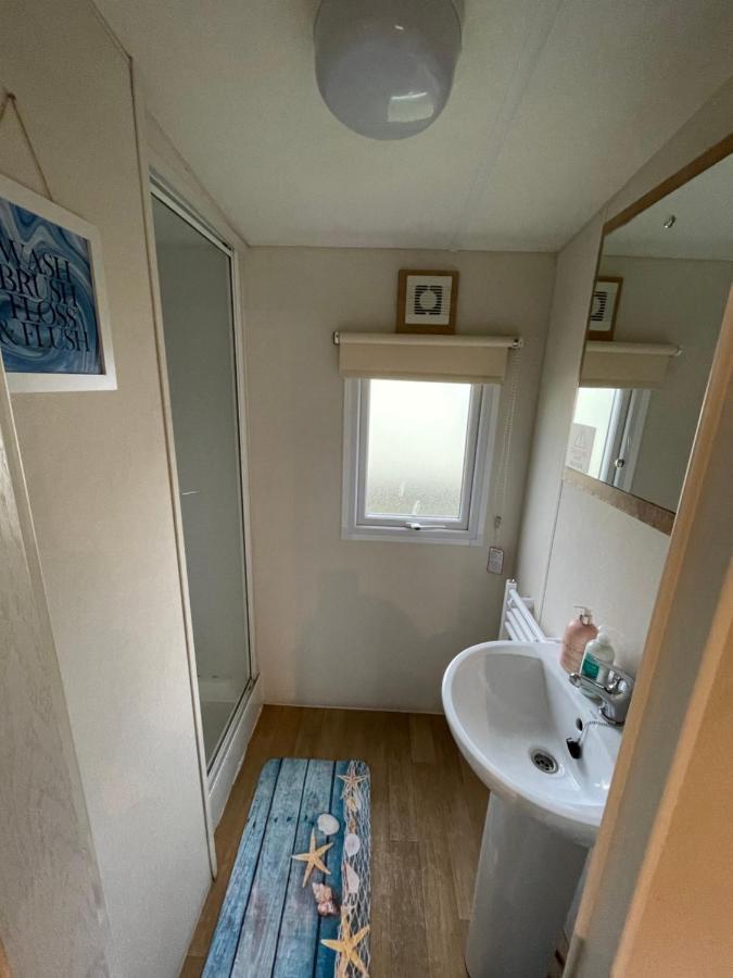 Impeccable 4-Bed Caravan In Clacton-On-Sea Zewnętrze zdjęcie