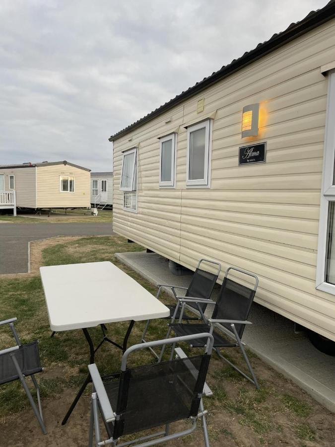 Impeccable 4-Bed Caravan In Clacton-On-Sea Zewnętrze zdjęcie