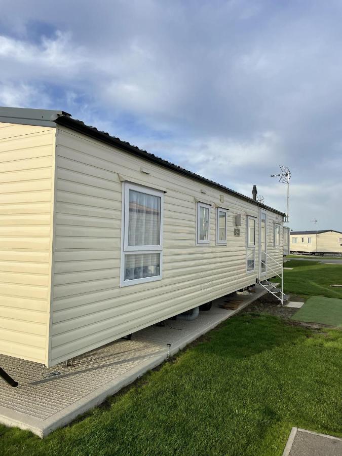 Impeccable 4-Bed Caravan In Clacton-On-Sea Zewnętrze zdjęcie