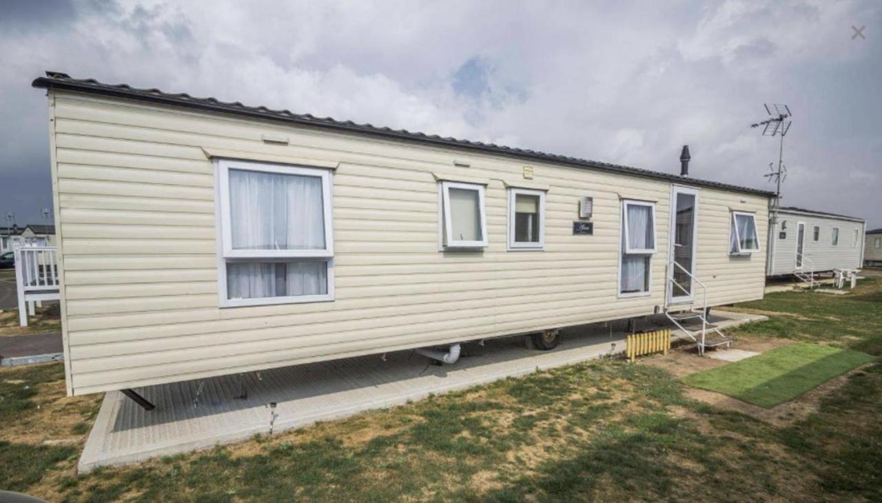 Impeccable 4-Bed Caravan In Clacton-On-Sea Zewnętrze zdjęcie